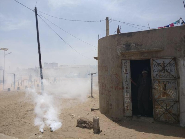 Images exclusives à Djiddah Thiaroye Kaw: Plusieurs jeunes du Grand Parti arrêtés Images exclusives à Djiddah Thiaroye Kaw: Plusieurs jeunes du Grand Parti arrêtés