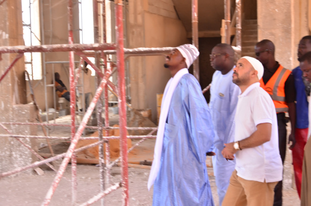 Serigne Bass en compagnie des ingénieurs Serigne Bass en compagnie des ingénieurs