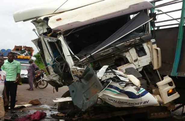 Collision entre un bus et un camion, à hauteur de Sandiara : l’accident fait 2 morts et 7 blessés Collision entre un bus et un camion, à hauteur de Sandiara : l’accident fait 2 morts et 7 blessés