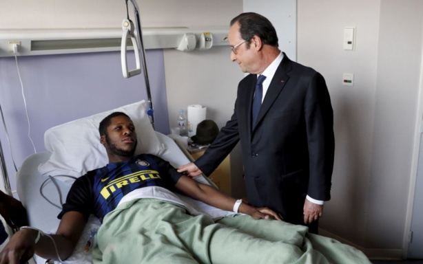 Le président Hollande rendant visite au jeune Théo, victime de la  sauvagerie de policiers français