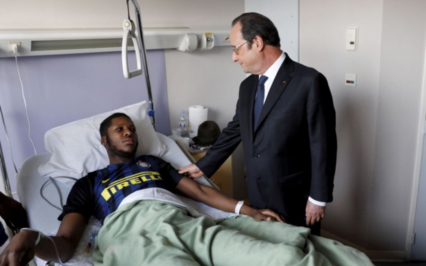 Le président Hollande rendant visite au jeune Théo, victime de la sauvagerie de policiers français Le président Hollande rendant visite au jeune Théo, victime de la sauvagerie de policiers français