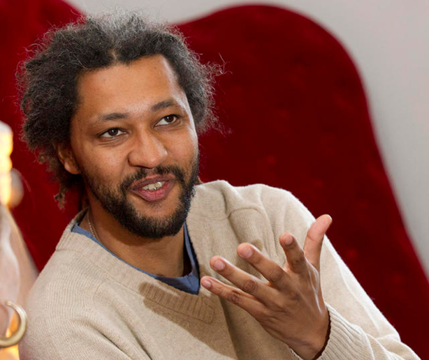 Alain Gomis, cinéaste franco-sénégalais: "il a fallu que je reçoive un prix à Berlin pour qu’à France 24, ils disent le Français" Alain Gomis, cinéaste franco-sénégalais: "il a fallu que je reçoive un prix à Berlin pour qu’à France 24, ils disent le Français"