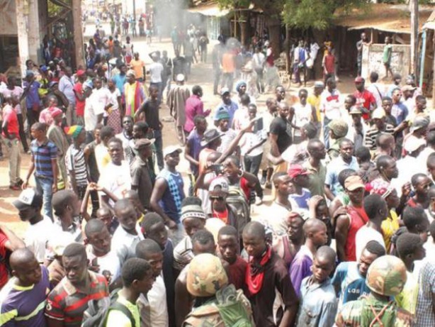 Bataille entre forces de l'ordre et conducteurs de Jakarta Bataille entre forces de l'ordre et conducteurs de Jakarta