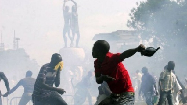 Dernière minute : Des jeunes de la Médina manifestent leur mécontentement sur la rue 6 et à Tilène Dernière minute : Des jeunes de la Médina manifestent leur mécontentement sur la rue 6 et à Tilène
