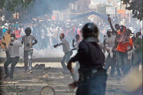 Affrontement entre forces de l'ordre et militants socialistes