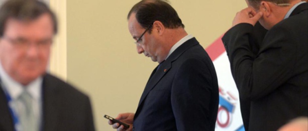 "Sarkozy, je le surveille" : un livre accuse François Hollande d'écouter ses adversaires politiques "Sarkozy, je le surveille" : un livre accuse François Hollande d'écouter ses adversaires politiques