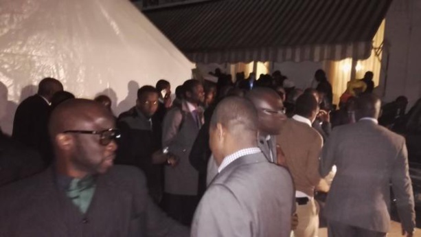 L'ambiance dans le couloir d'entrée de la résidence de l'ambassade du Sénégal à Paris, vendredi soir
