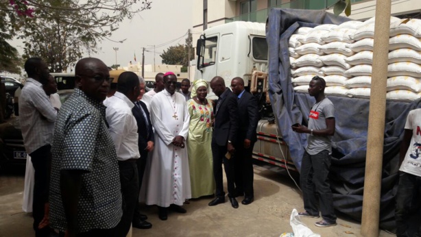 La Css offre du "soukeurou ngalakh" à la communauté chrétienne. La Css offre du "soukeurou ngalakh" à la communauté chrétienne.