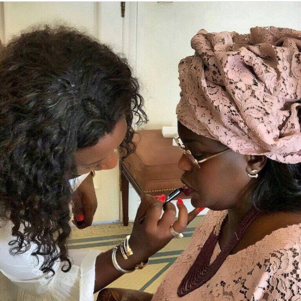 La Première dame se prépare pour aller au défilé La Première dame se prépare pour aller au défilé