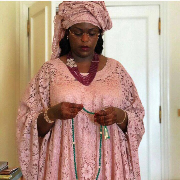 La Première dame se prépare pour aller au défilé La Première dame se prépare pour aller au défilé