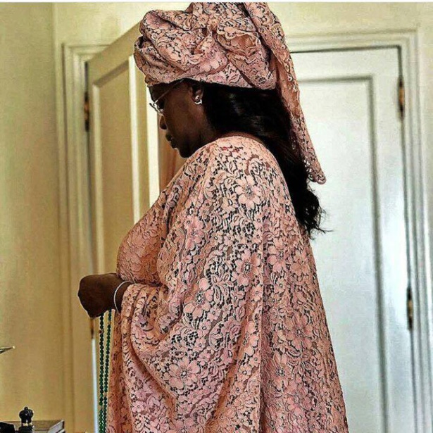 La Première dame se prépare pour aller au défilé La Première dame se prépare pour aller au défilé