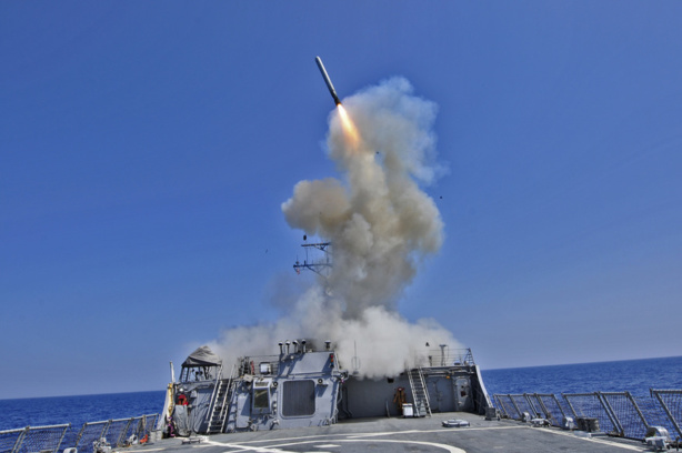 Un missile Tomahawk lancé depuis un navire américain Un missile Tomahawk lancé depuis un navire américain