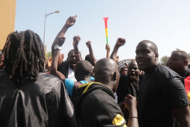 La place de l'Obélisque se noircit de monde La place de l'Obélisque se noircit de monde