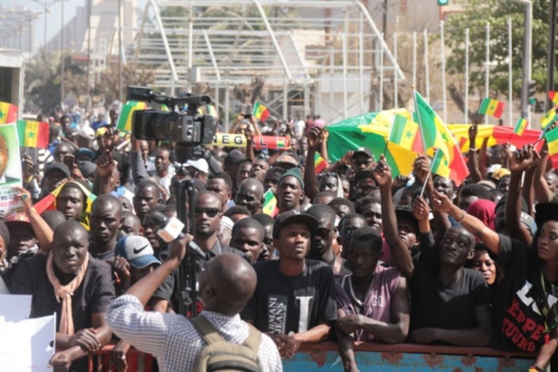 La foule agitée La foule agitée