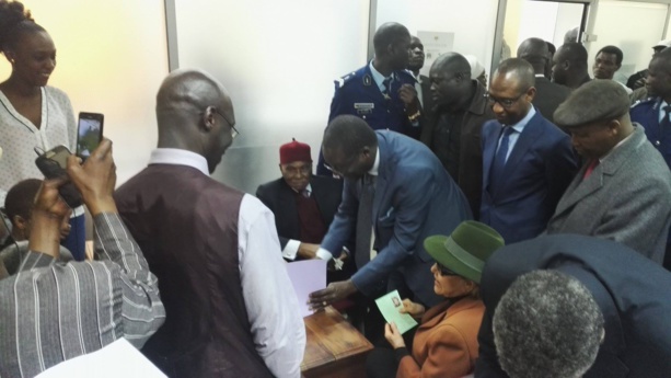 Abdoulaye Wade s'inscrivant Abdoulaye Wade s'inscrivant