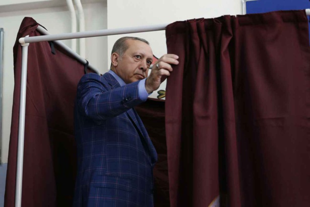 Référendum en Turquie: victoire du camp du "oui", l'opposition conteste le résultat Référendum en Turquie: victoire du camp du "oui", l'opposition conteste le résultat
