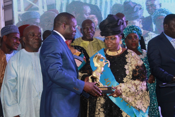 Le ministre Aliou Sarr remettant le cheval, symbole du "Malaw d'or" à Innocence Ntap Ndiaye Le ministre Aliou Sarr remettant le cheval, symbole du "Malaw d'or" à Innocence Ntap Ndiaye