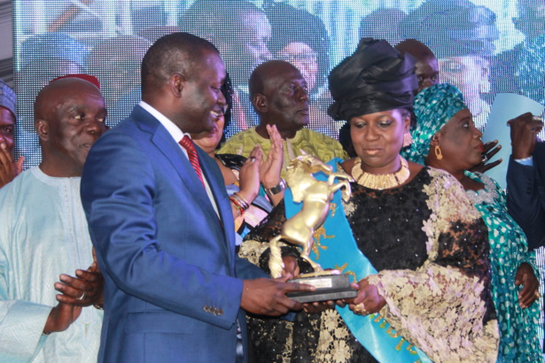 L'élégance vestimentaire de la récipiendaire L'élégance vestimentaire de la récipiendaire