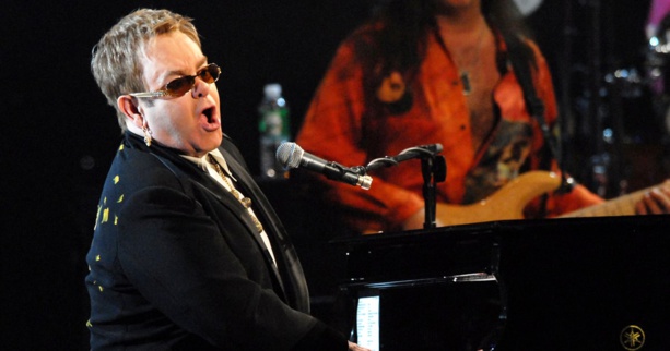 Malade, Elton John annule des concerts Malade, Elton John annule des concerts