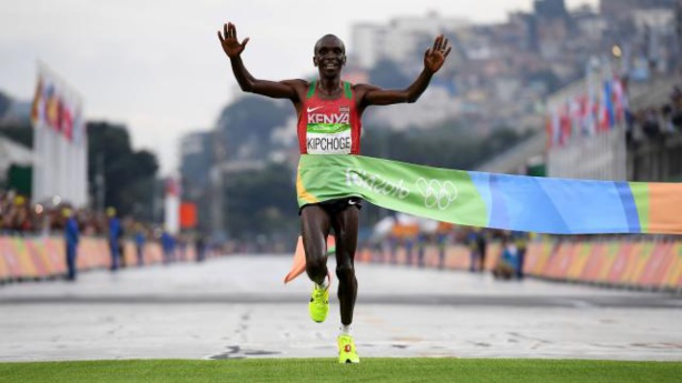 Marathon: Le Kenya Eliud Kipchoge s'offre le record du monde mais pas les 2 h Marathon: Le Kenya Eliud Kipchoge s'offre le record du monde mais pas les 2 h