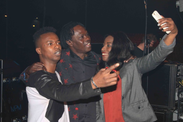 Baba Maal prend un selfie avec ses fans