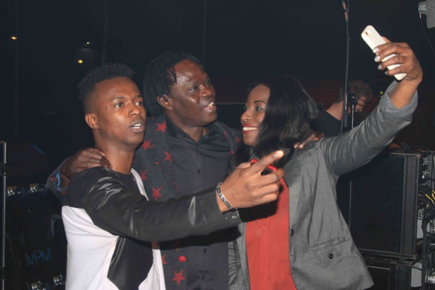 Baba Maal prend un selfie avec ses fans Baba Maal prend un selfie avec ses fans