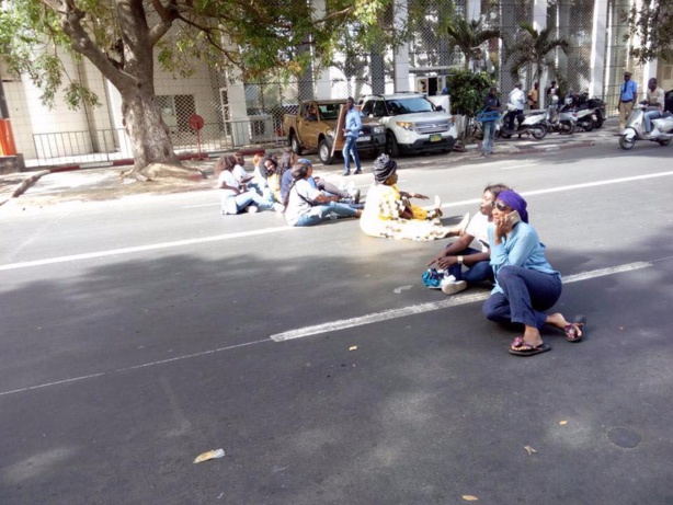 Femmes pro-khalifa sur le Boulevard de la République Femmes pro-khalifa sur le Boulevard de la République