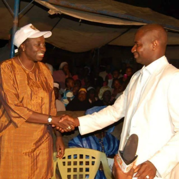 Yamadou Soumaré saluant Mimi Touré Yamadou Soumaré saluant Mimi Touré