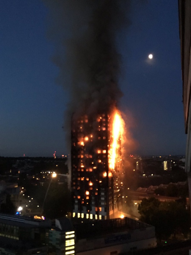 Vidéo- Londres : Plusieurs morts dans l'incendie d'une tour de 27 étages Vidéo- Londres : Plusieurs morts dans l'incendie d'une tour de 27 étages