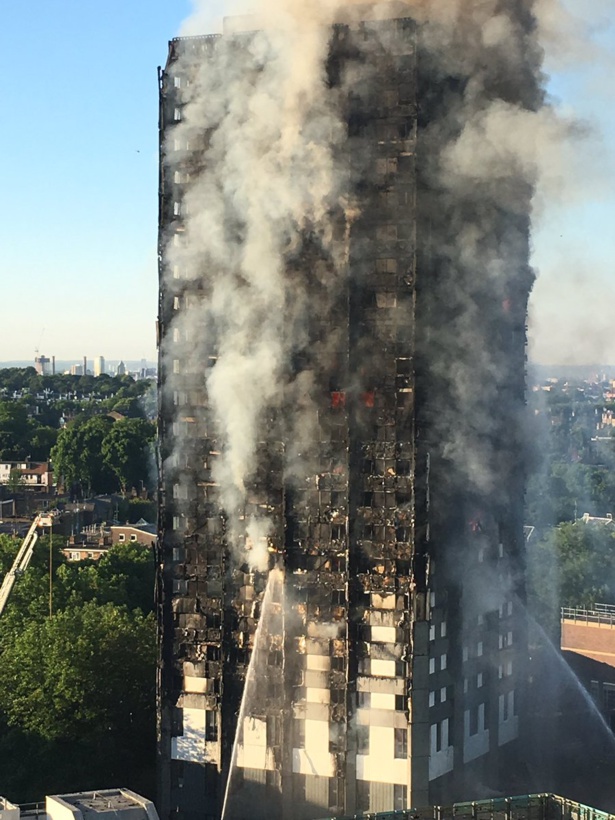 Vidéo- Londres : Plusieurs morts dans l'incendie d'une tour de 27 étages Vidéo- Londres : Plusieurs morts dans l'incendie d'une tour de 27 étages