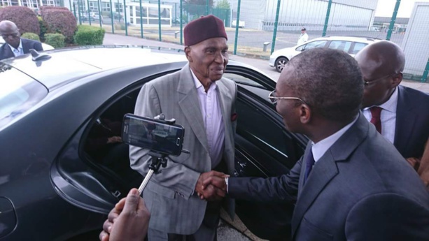 Les images du départ de Wade à l'aéroport du Bourget