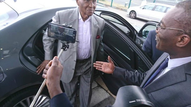 Les images du départ de Wade à l'aéroport du Bourget Les images du départ de Wade à l'aéroport du Bourget