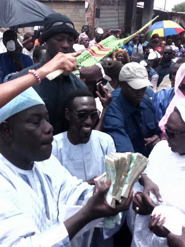 (Photos) Aminata Tall et les liasses de 5000 F (Photos) Aminata Tall et les liasses de 5000 F