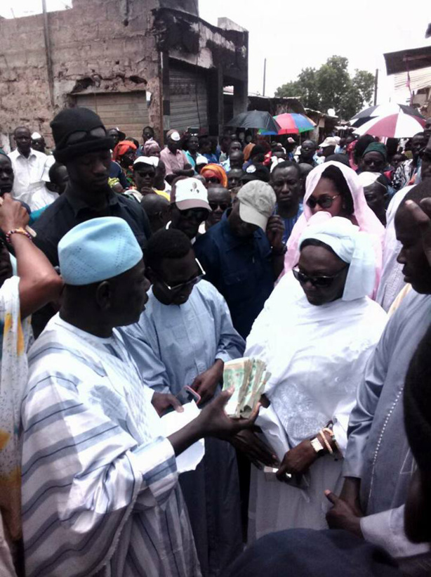 (Photos) Aminata Tall et les liasses de 5000 F (Photos) Aminata Tall et les liasses de 5000 F