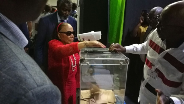 Abdou Diouf accomplit son devoir citoyen Abdou Diouf accomplit son devoir citoyen