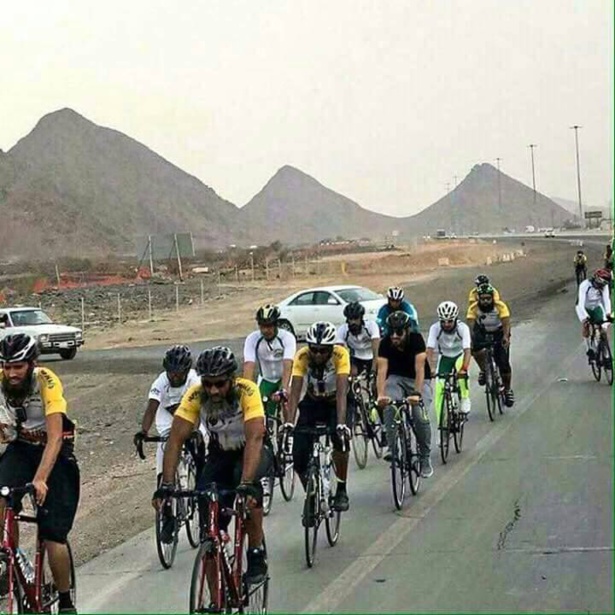 Neuf cyclistes effectuent le pèlerinage à vélo de Londres à Médine Neuf cyclistes effectuent le pèlerinage à vélo de Londres à Médine