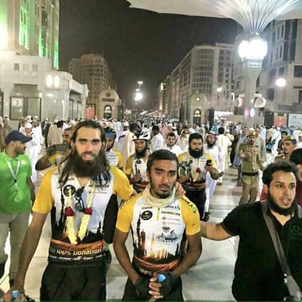 Neuf cyclistes effectuent le pèlerinage à vélo de Londres à Médine Neuf cyclistes effectuent le pèlerinage à vélo de Londres à Médine