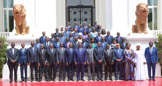 Les images du premier conseil des ministres du nouveau gouvernement