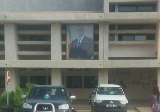 Une photo de Macky Sall à la devanture de l'hôpital Dalal Diam provoque l'ire des internautes