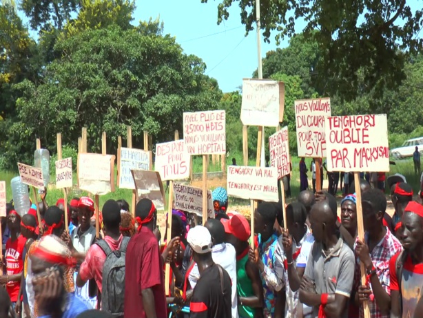 BIGNONA – MAUVAISES CONDITIONS DE VIE : Des centaines d’habitants de Tenghori-Transgambien dans la rue. BIGNONA – MAUVAISES CONDITIONS DE VIE : Des centaines d’habitants de Tenghori-Transgambien dans la rue.