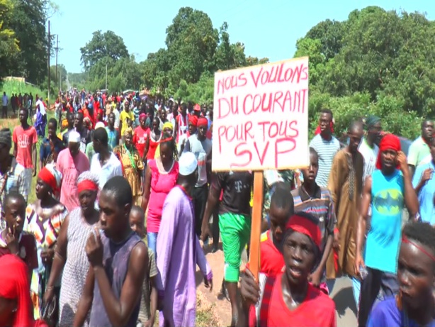 BIGNONA – Des centaines d’habitants de Tenghori-Transgambien dans la rue BIGNONA – Des centaines d’habitants de Tenghori-Transgambien dans la rue