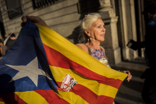 A Barcelone, après le discours du leader séparatiste catalan, Carles Puigdemont, jeudi. Photo Santi Palacios. AP