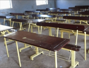 Aliou Sall peint les tables-bancs des écoles de Guédiawaye en beige-marron
