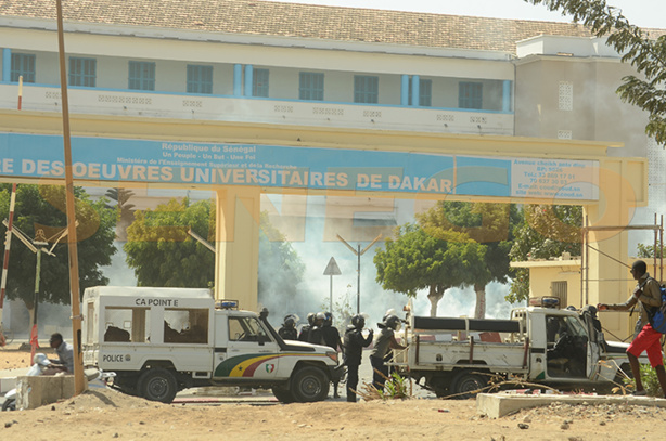 Face à face entre les policiers et les étudiants de l'Université de Dakar : une chambre du Pavillon A prend feu Face à face entre les policiers et les étudiants de l'Université de Dakar : une chambre du Pavillon A prend feu