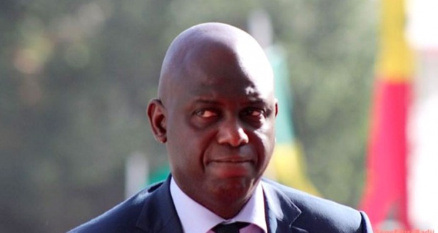 Dakar meurt de soif dans l’indifférence du ministre de l'Hydraulique, Mansour Faye, qui dépense des millions pour une cérémonie de décoration Dakar meurt de soif dans l’indifférence du ministre de l'Hydraulique, Mansour Faye, qui dépense des millions pour une cérémonie de décoration