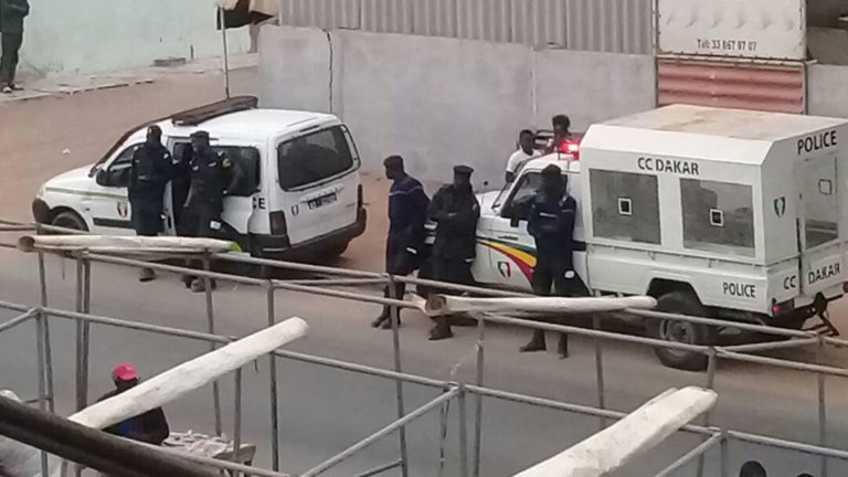 Les forces de l'ordre positionnées en face de Wal Fadjri