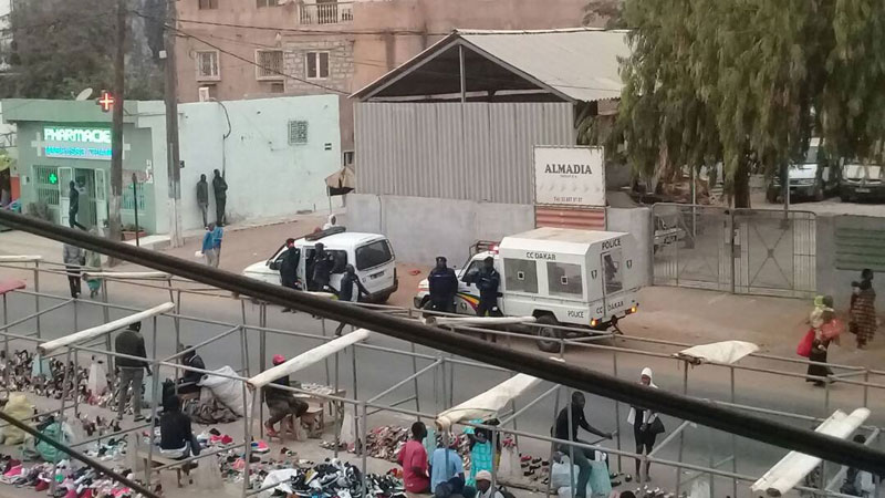 Les forces de l'ordre positionnées en face de Wal Fadjri