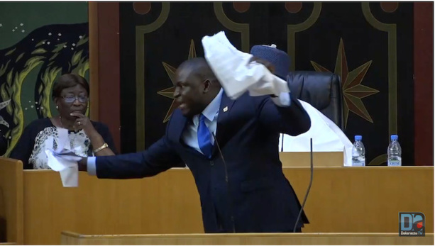 Toussaint Manga déchire publiquement le projet de loi sur le parrainage Toussaint Manga déchire publiquement le projet de loi sur le parrainage