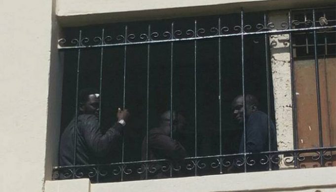 Photo : Idrissa Seck, Malick Gakou et Kilifeu de Yen a marre dans une même cellule
