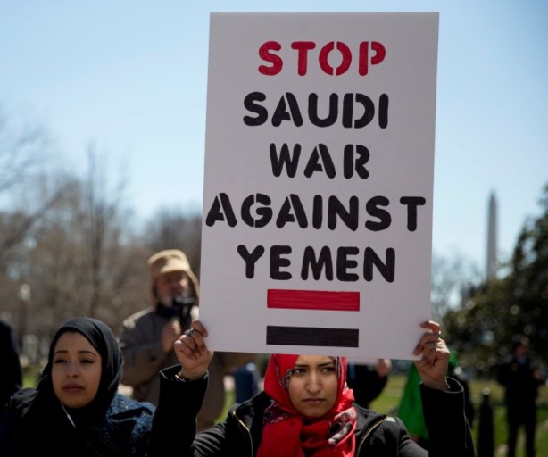 La coalition saoudienne lance l'assaut sur un port stratégique au Yémen.